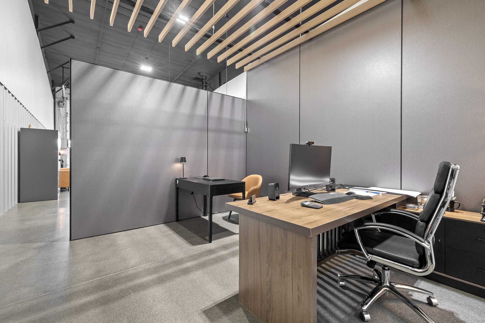 Office space at FlexSpace Business Centers in Richland on Leslie Rd with desk and chair for rent.