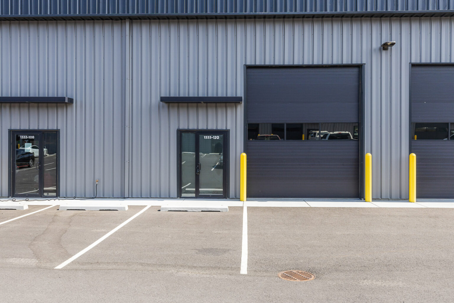 Exterior of FlexSpace Business Centers flex units with parking in Richland.