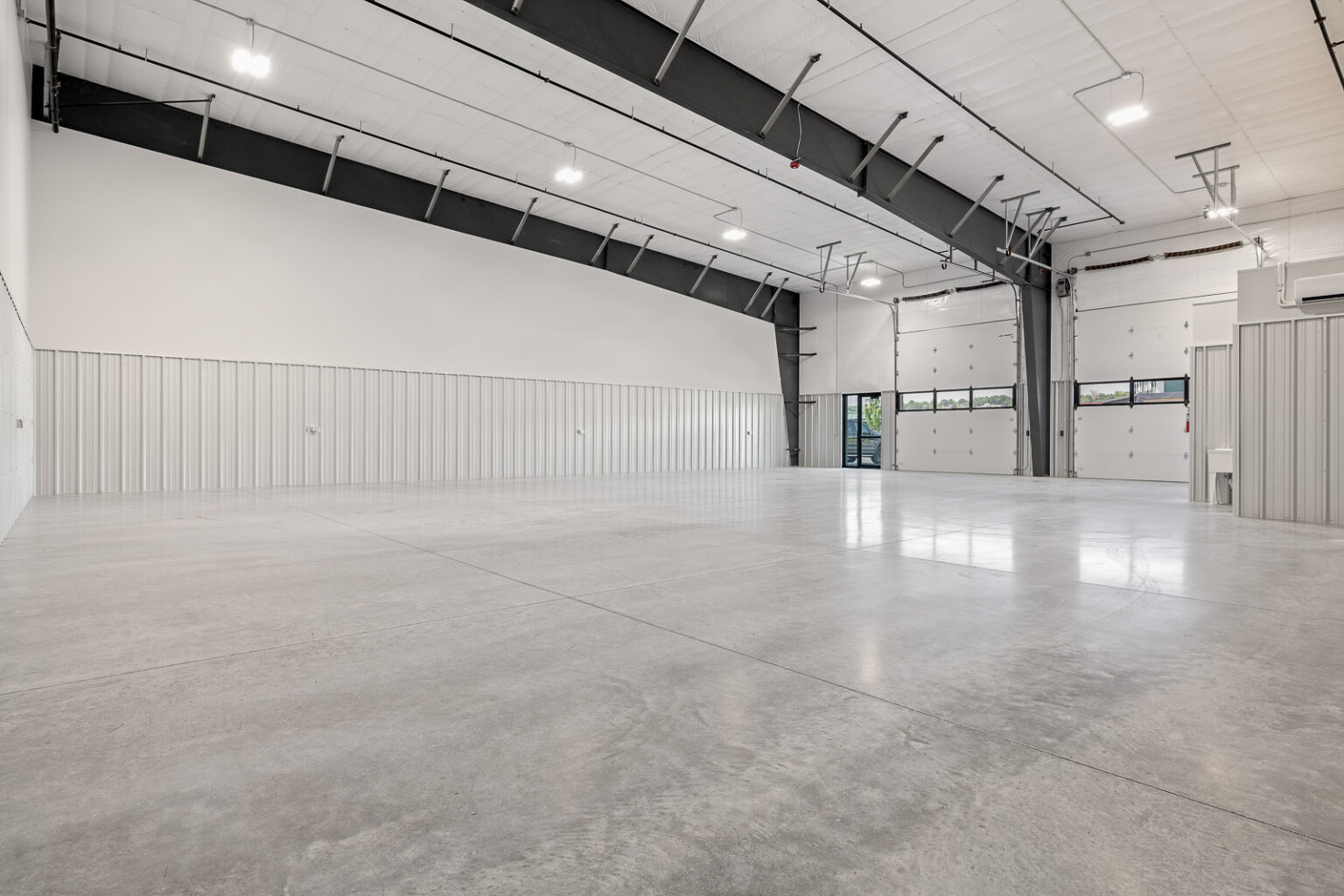 Wide open warehouse space with high ceiling at FlexSpace Business Centers in Richland.