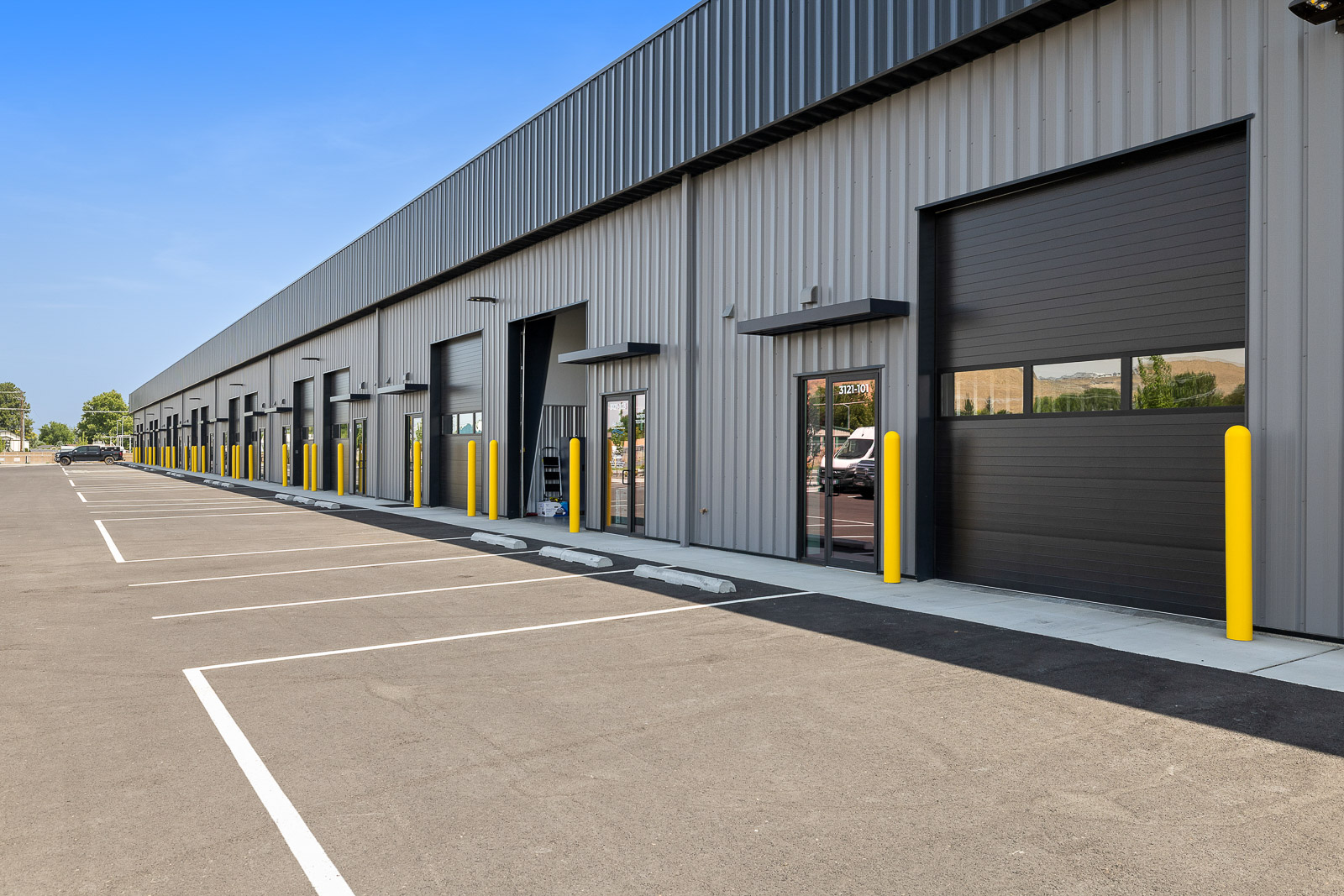 FlexSpace Business Centers warehouse with office space exterior in Richland parking lot view.