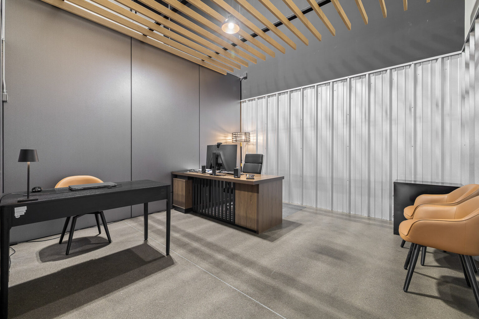 FlexSpace Business Centers Richland office space for rent with modern desk and chairs.