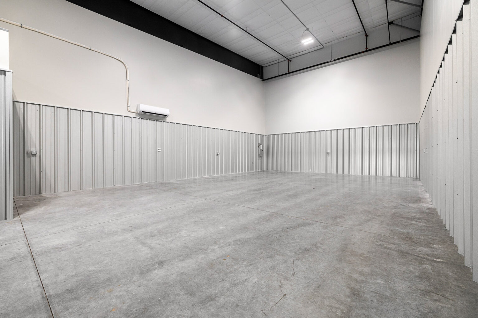Spacious warehouse with high ceiling at FlexSpace Business Centers, Richland — ideal for small warehouse rental.