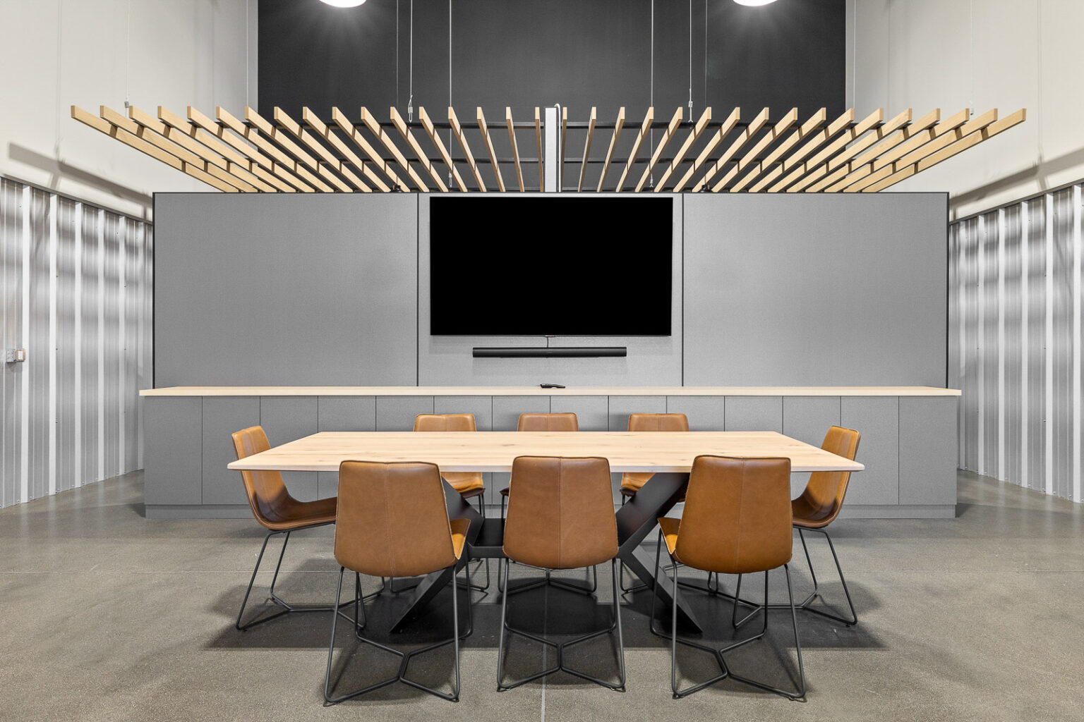 FlexSpace Business Centers Richland modern meeting area with table and chairs, office space for rent.
