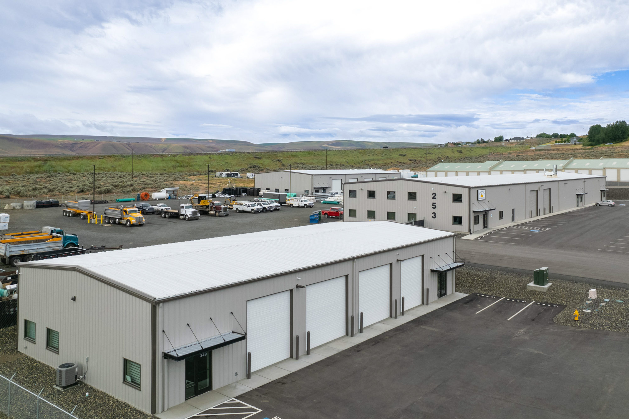 FlexSpace Business Centers Richland shows warehouse with office space and surrounding lot on Jackrabbit Lane.