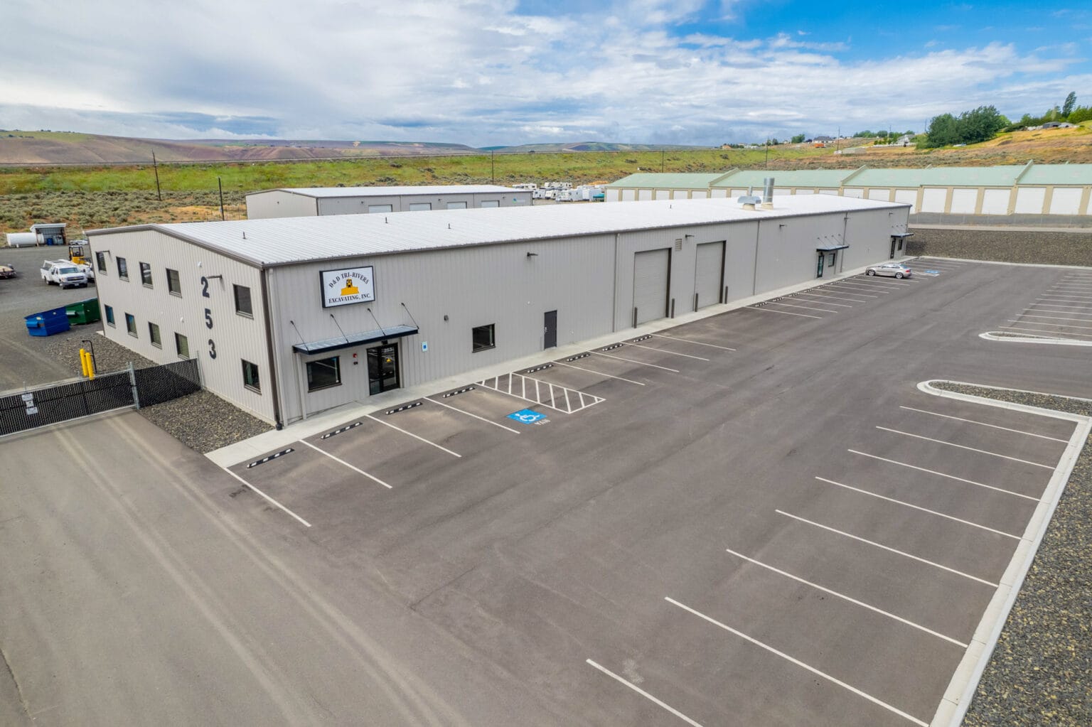 Exterior view of FlexSpace Business Centers on Jackrabbit Ln, Richland, showcasing parking and building exterior.