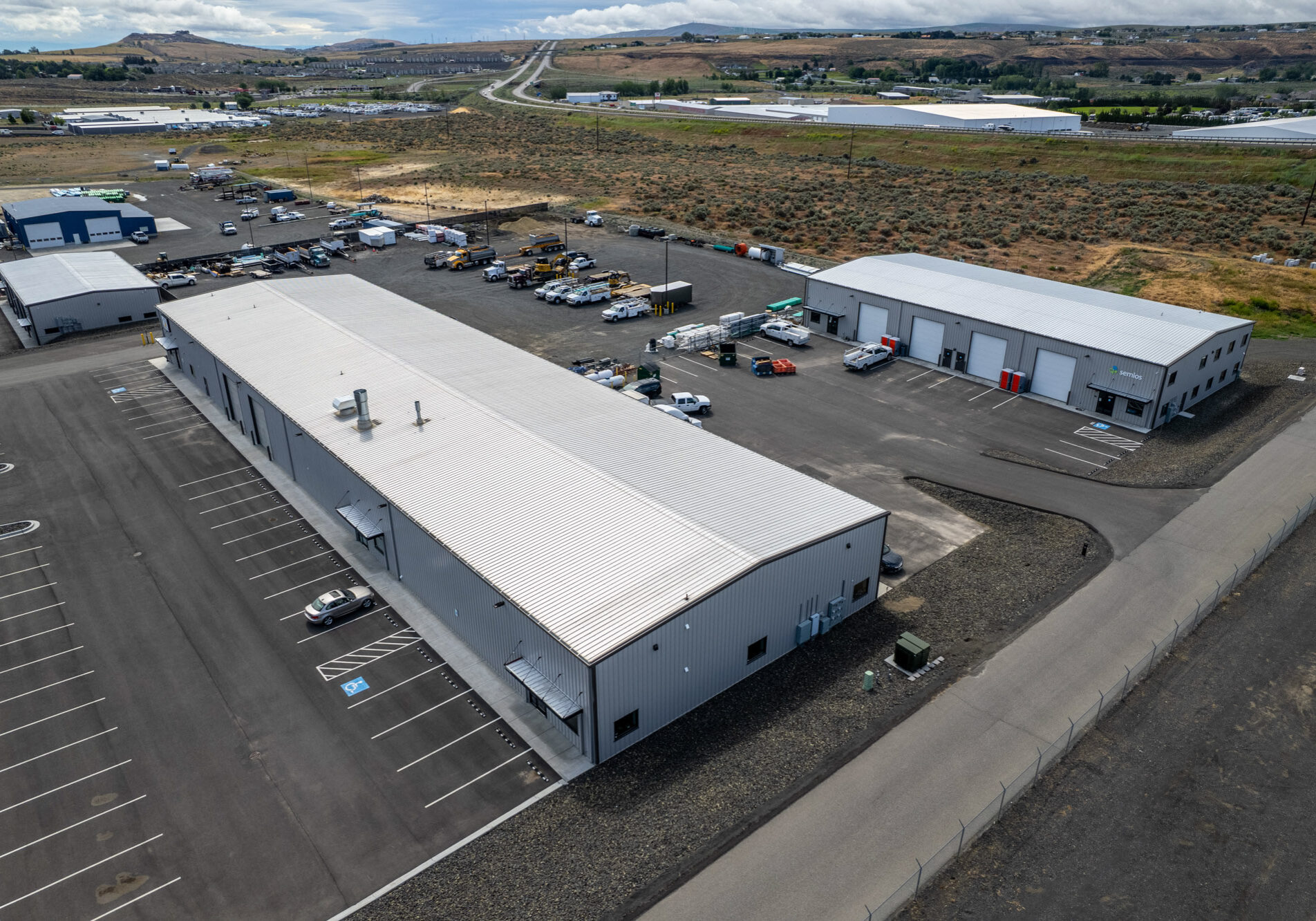 FlexSpace Business Centers Richland showcases an expansive industrial complex with ample parking on Jackrabbit Ln.